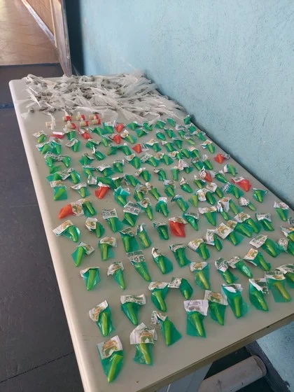 PM faz apreensão de materiais de suspeitos do tráfico no Morro da Conquista em Volta Redonda.  Os suspeitos fugiram para uma área de mata.  Policiais militares apreenderam nesta sexta-feira (20), materiais de suspeitos do tráfico na rua União, Morro da Conquista, no bairro Santo Agostinho em VR.  Os agentes foram ao local após informações de que, três suspeitos estariam praticando tráfico de drogas. Ao chegar, os agentes localizaram os suspeitos que ao ver as viaturas, fugiram para uma área de mata, os agentes realizaram uma procura pelo local em que os três se encontravam e localizaram, 99 trouxinhas de maconha e 146 pinos de cocaína.  Os materiais foram apreendidos e apresentados na 93ª DP/VR, para registro da ocorrência.