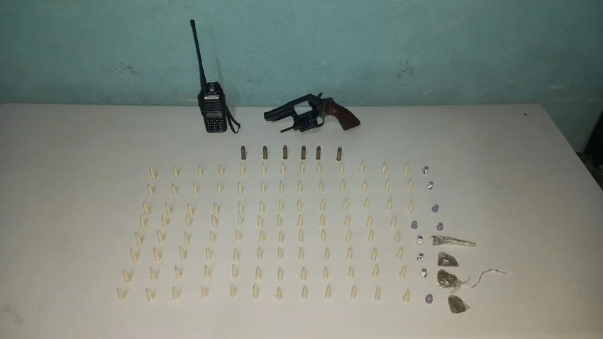 PM apreende arma e materiais do tráfico no bairro Retiro.