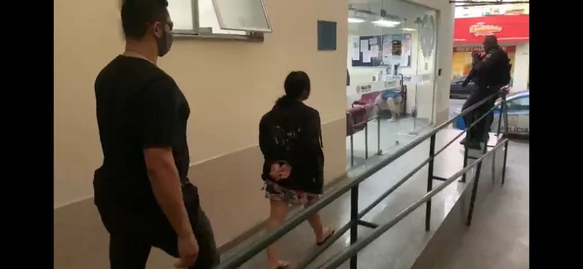 Polícia Civil prende mulher condenada por tráfico de drogas no bairro Santa Cruz em Volta Redonda.
