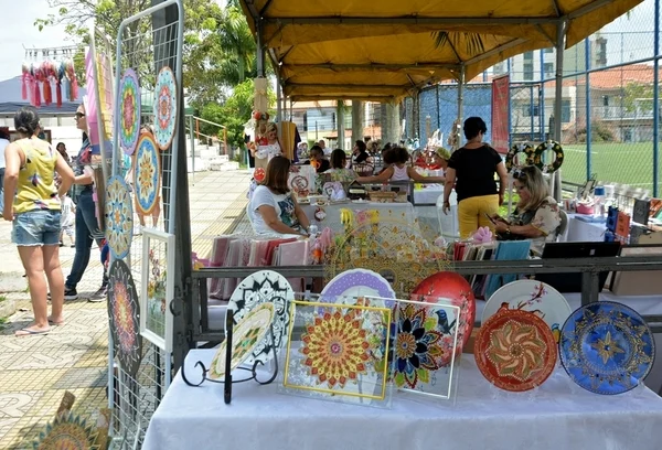 Quiosques de artesanato são reabertos  em centros comerciais de Volta Redonda