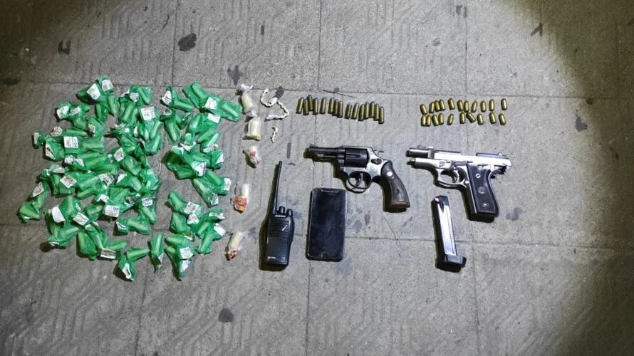 Confronto armado entre PMs e traficantes termina com um morto e dois feridos no bairro Vila Elmira em Barra Mansa