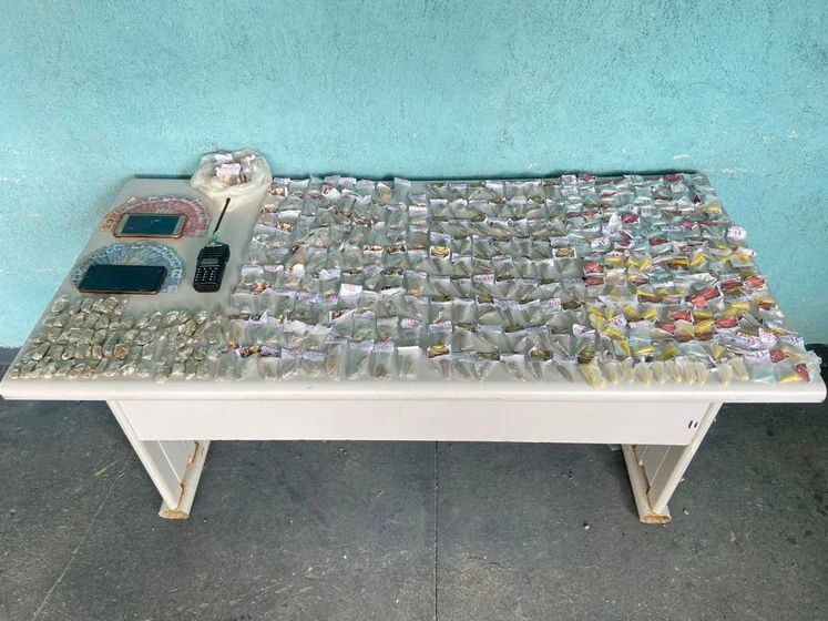 Dois suspeitos são detidos pela PM por tráfico de drogas no condomínio Ingá ll no bairro Santa Cruz em Volta Redonda