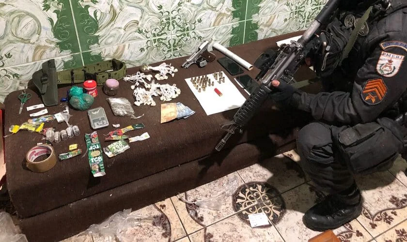 Jovem é preso em Pinheiral por tráfico e porte ilegal de arma pela PM que cumpria ordem judicial expedida contra ele pelo Ministério Público