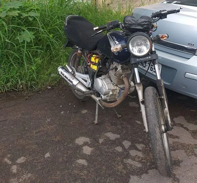 Moto moto furtada é recuperada pela PM na Rua Tupi no bairro Retiro em Volta Redonda