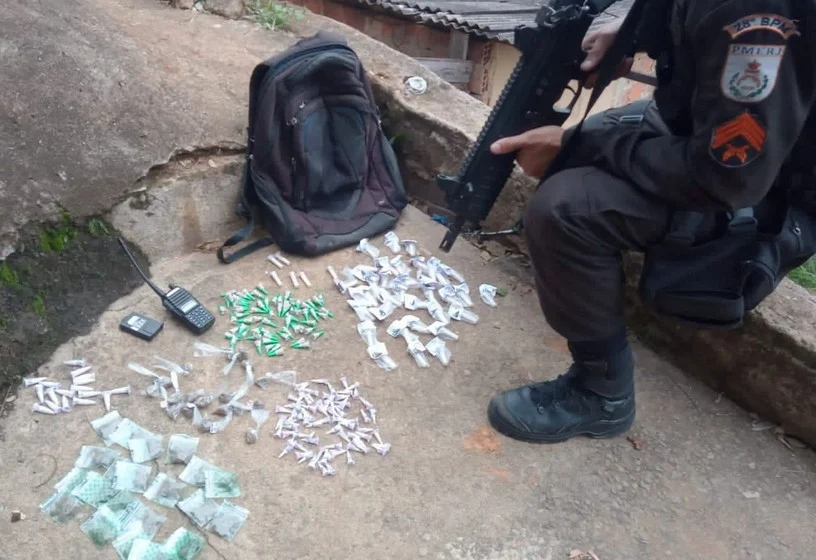 PM apreende dois menores por tráfico de drogas no bairro Siderlândia em Volta Redonda