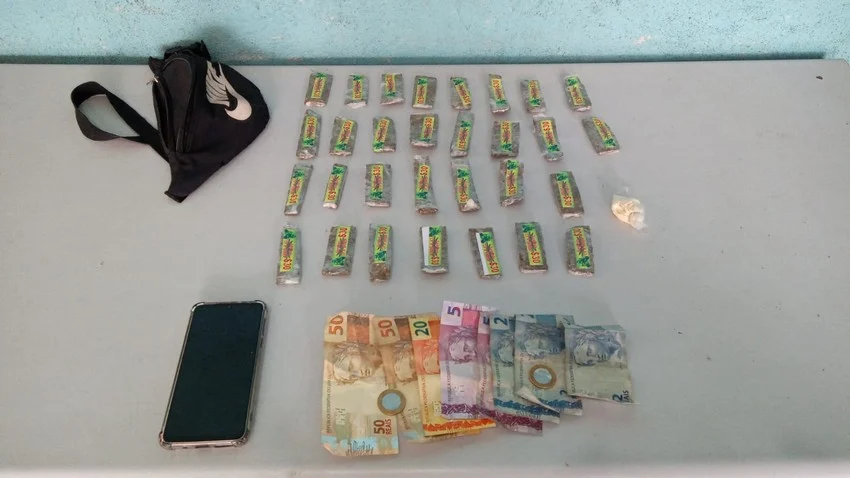 PM apreende menor suspeito de pertencer ao tráfico de drogas no bairro Santa Inês em Volta Redonda