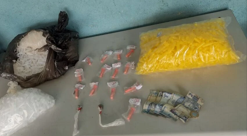 PM faz apreensão de materiais do tráfico no bairro Santa Cruz em Volta Redonda