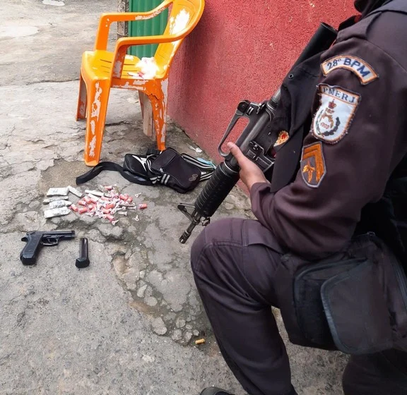 PM prende dois suspeitos com arma munições e entorpecentes no bairro Santa Isabel em Barra Mansa