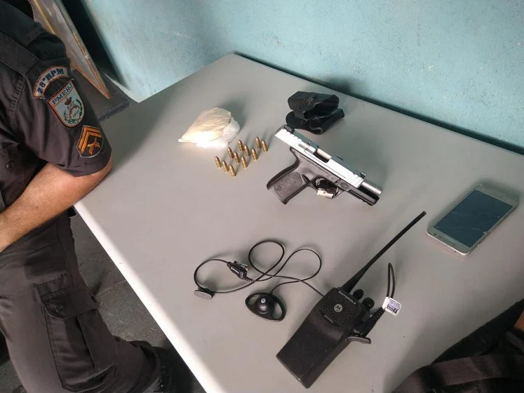 pm prende suspeito de ser o gerente do trafico