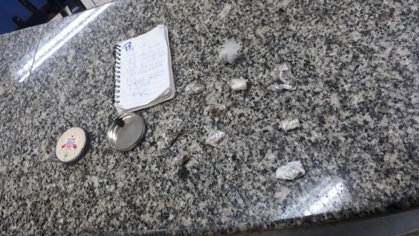 PM prende suspeito de tráfico de drogas na Vila Mury em Volta Redonda