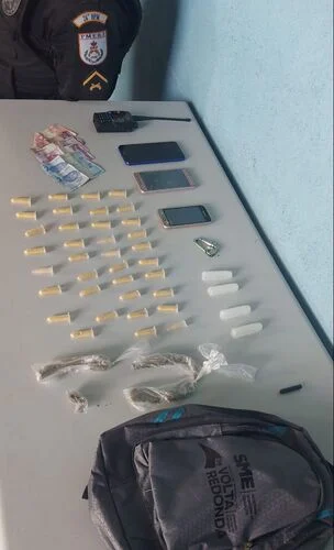 Suspeitos de tráfico são presos pela PM no bairro Três Poços em Volta Redonda