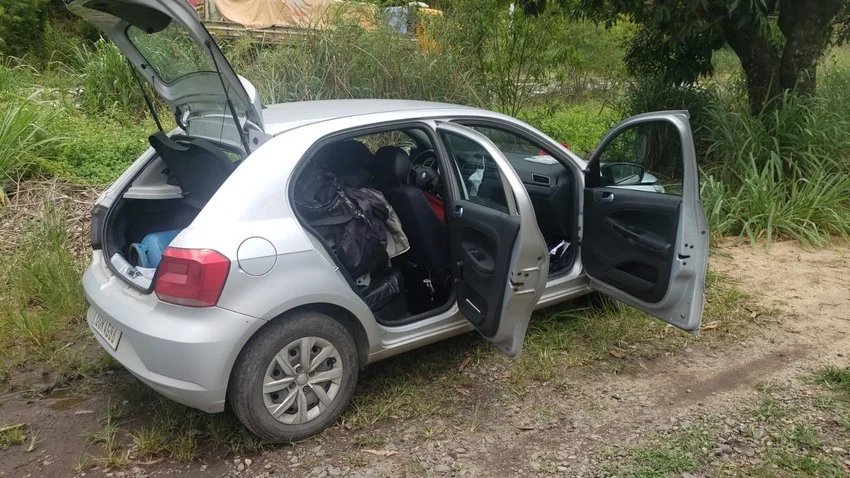 Bandidos perseguidos por PMs abandonam carro com objetos roubados bairro Nova primavera em Volta Redonda