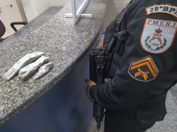 Dois jovens são detidos com entorpecentes no bairro Monte Castelo em Volta Redonda