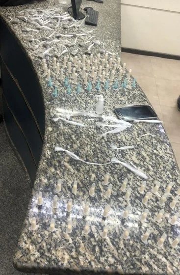 Homem é preso por tráfico de drogas na Vila Delgado no bairro Ano Bom em Barra Mansa