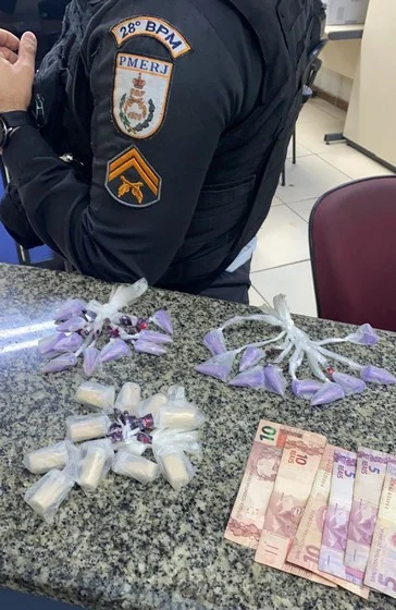 PM apreende menor por tráfico de drogas no bairro Retiro em Volta Redonda