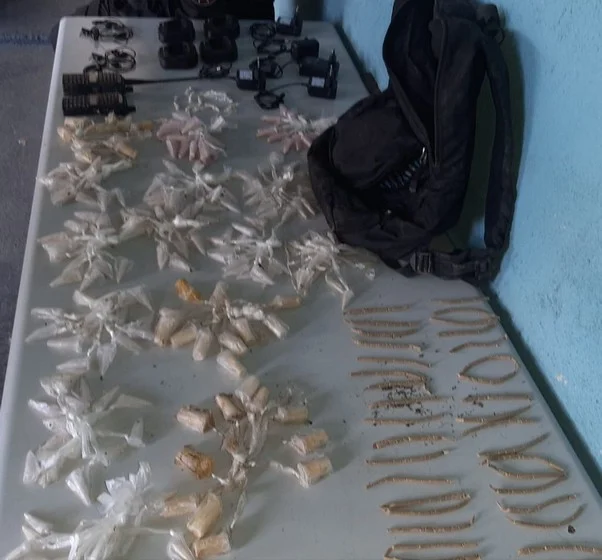 PM faz nova apreensão de materiais de traficantes no bairro Três Poços em Volta Redonda