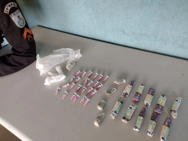 PM prende dupla por tráfico de drogas no bairro Eucaliptal em Volta Redonda.