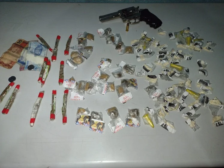 Suspeito do tráfico é preso por porte ilegal de arma no condomínio Ingá I no bairro Santa Cruz em Volta Redonda
