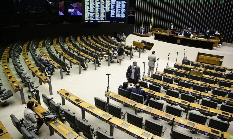 Plenário da Câmara dos Deputados durante sessão conjunta do Congresso Nacional (para deputados) destinada à deliberação dos Vetos nºs 4, 14, 18, 19, 20, 22 a 52 de 2021 e dos Projetos de Lei do Congresso Nacional n°s 12, 13 e 15 de 2021. Em