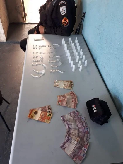 Dupla é presa com drogas no bairro Três Poços em Volta Redonda