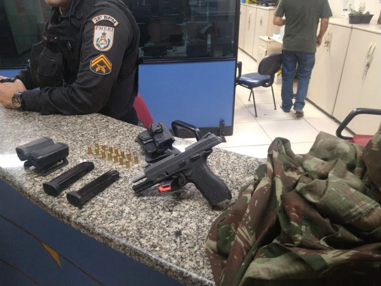 Homem é preso pela PM por porte ilegal de arma no bairro Três Poços em Volta Redonda