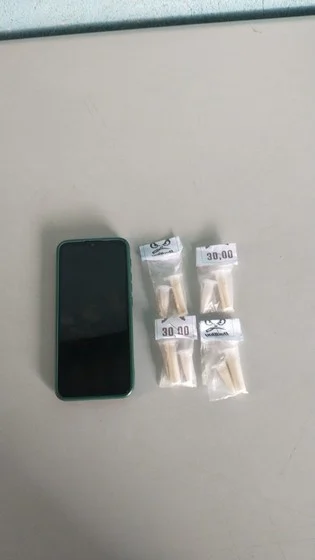 PM prende mulher ao abrir boca de fumo na ponte alta em Volta Redonda.