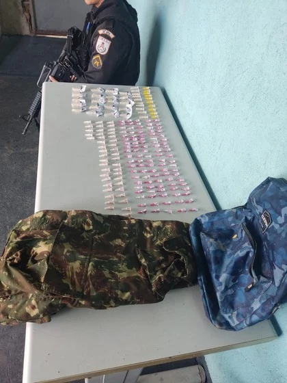 Entorpecentes são apreendidos pela PM após fuga de traficante no bairro Siderlândia em Volta Redonda