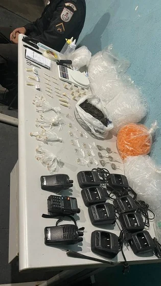 PM apreende materiais de traficantes no bairro Santa Cruz em Volta Redonda