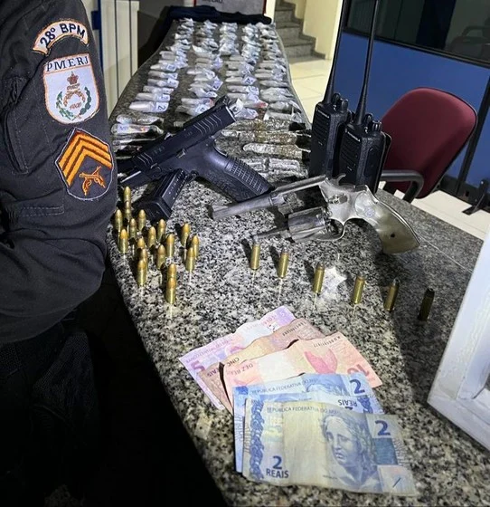 PM prende dupla suspeita do tráfico com armas e drogas no bairro Açude em Volta Redonda