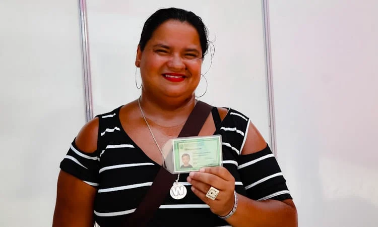 Detran.RJ entrega as primeiras carteiras de identidade a moradores do Jacarezinho e da Muzema