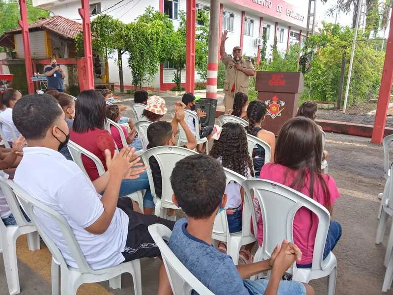 Projeto Bombeiro Mirim tem aula inaugural em Volta Redonda