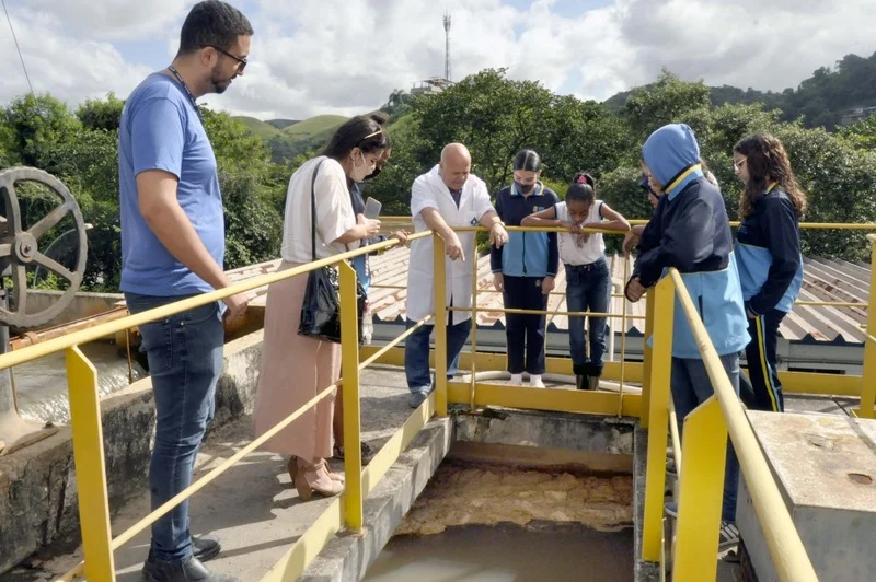 Alunos de Escola Socioambiental visitam a ETA Nova