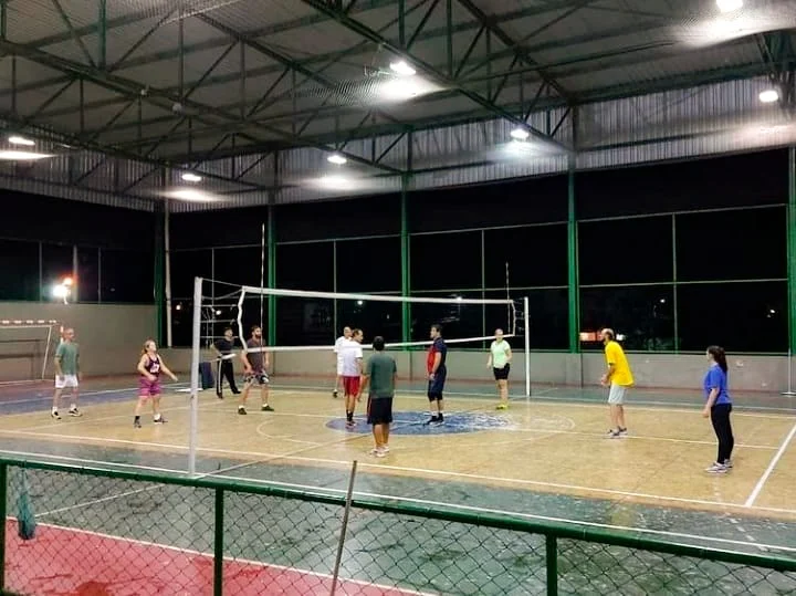 Prefeitura oferece aulas gratuitas de voleibol em colégios e ginásios de Barra Mansa