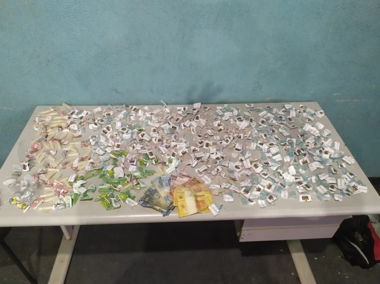 Dois suspeitos são detidos por PMs com entorpecentes no residencial Ingá II, no bairro Santa Cruz em Volta Redonda