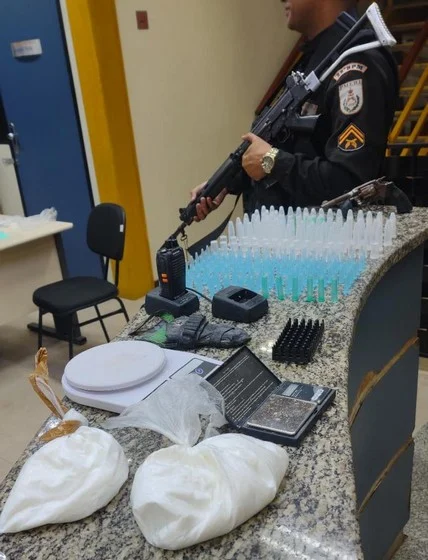PM apreende arma entorpecentes e materiais do tráfico