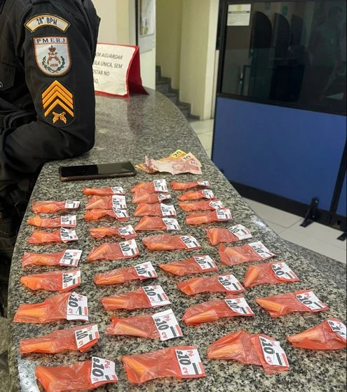 PM prende suspeito em flagrante traficando drogas no bairro Água Limpa em Volta Redonda