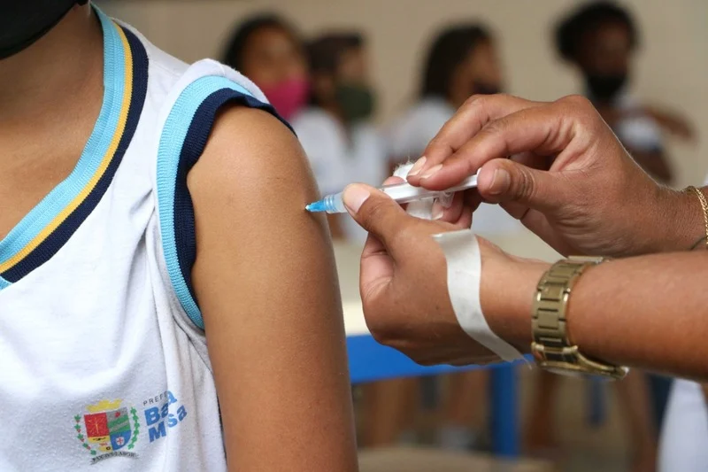 Vacinação pediátrica contra a Covid-19 é realizada em escola do bairro KM 4