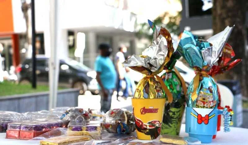 Artesãos participam de feira alusiva à Páscoa