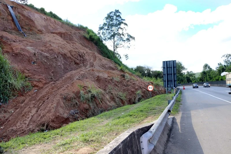 Secretaria de Meio Ambiente de Barra Mansa dá 48 horas para concessionária iniciar serviços de desobstrução de marginal da Via Dutra