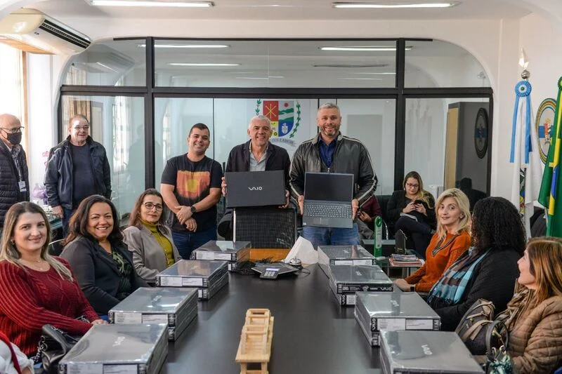 Barra Mansa começa a entregar mais de 1,7 mil notebooks às escolas municipais