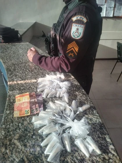 Menor é apreendido pela PM com entorpecentes no centro de Barra Mansa