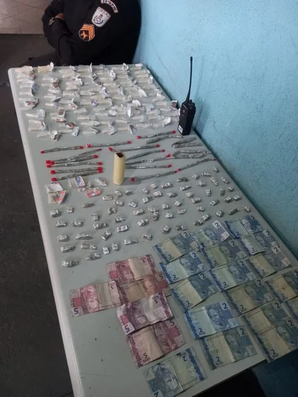 PM faz nova apreensão de materiais do tráfico no Morro da Conquista no bairro Santo Agostinho em Volta Redonda