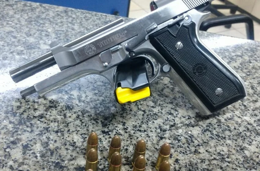 PM apreende arma munições e uma moto com uma dupla no bairro Santo Agostinho em Volta Redonda