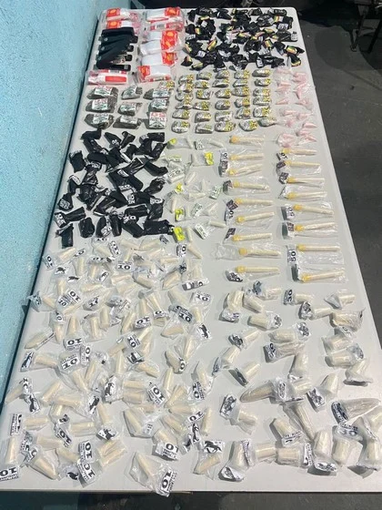 Ação da PM apreende grande quantidade de entorpecentes no bairro Roma em Volta Redonda.