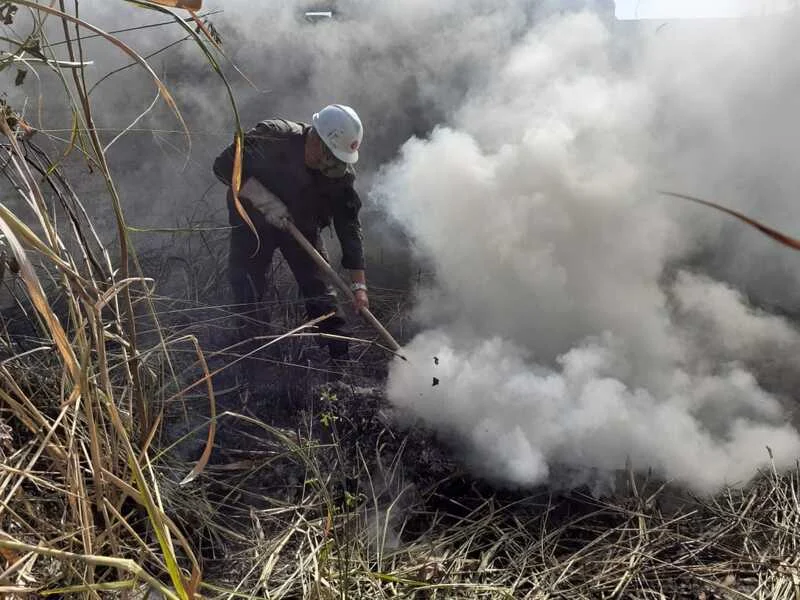 Brigada voluntária de Barra Mansa combate incêndio em terreno no bairro Boa Vista