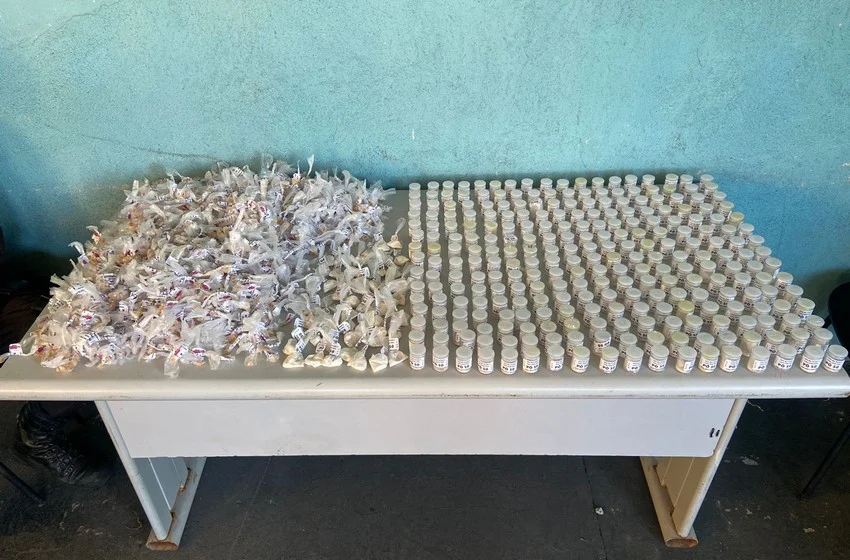 PM apreende grande quantidade de materiais de traficantes no bairro Vila Brasília em Volta Redonda
