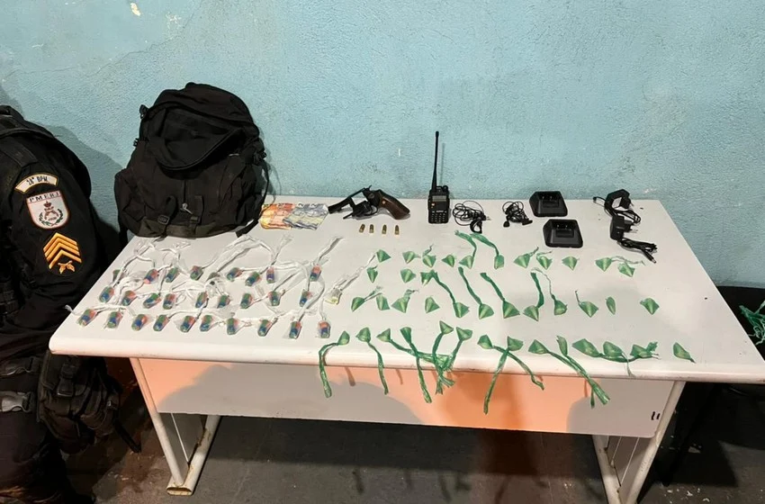 Quatro suspeitos são presos em ação da PM no bairro Três Poços em Volta Redonda