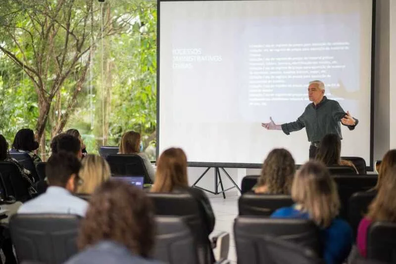Secretário de Educação de Barra Mansa reúne diretores da rede municipal de ensino