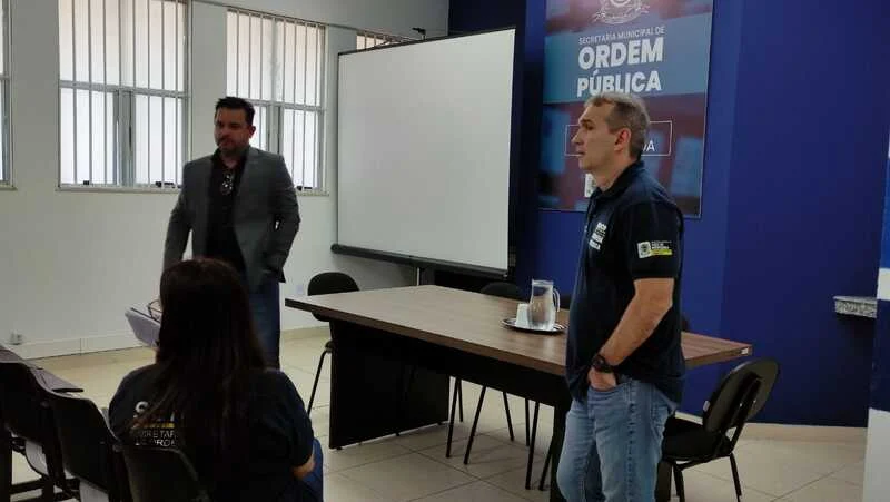 Delegado de Volta Redonda ministra capacitação na Semop para atendimento aos idosos