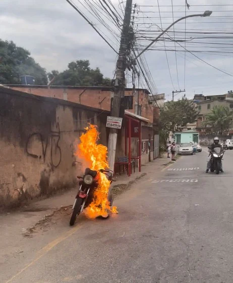 Homem incendeia  moto que seria apreendida em blitz da PM no bairro Retiro em Volta Redonda